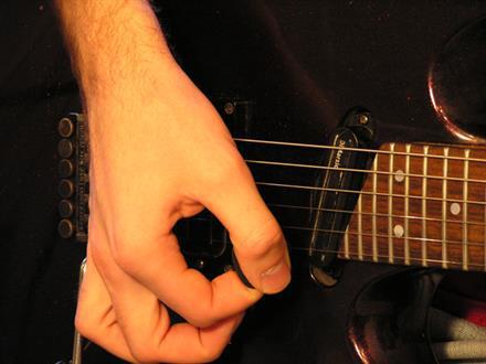 как расположить правую руку на гитаре